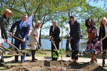 <p>　植樹式典で桜の苗木に土をかける山田重夫駐米大使（中央）ら＝１０日、米ワシントン（共同）</p>