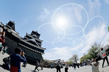 <p>　熊本城上空を飛行するブルーインパルス＝１１日午前、熊本市（魚眼レンズ使用）</p>
