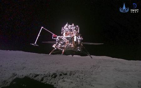 <p>　中国国家宇宙局が、月の裏側で試料採取した無人月面探査機「嫦娥６号」として公開した画像（同局のサイトから、共同）</p>
