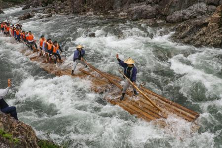 <p>　和歌山県北山村を流れる北山川で始まった「観光いかだ下り」＝３日午前</p>