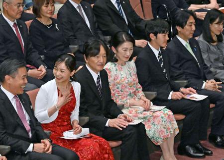 <p>　日本人のパラグアイ移住９０周年を記念したコンサート鑑賞に臨まれる秋篠宮ご夫妻と佳子さま、悠仁さま＝３日午後、東京都足立区の東京芸術センター（代表撮影）</p>