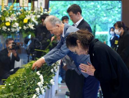<p>　旧日本陸軍特攻隊員の慰霊祭で献花する参列者＝３日午後、鹿児島県南九州市</p>