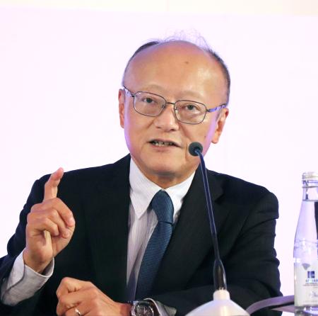 <p>　アジア開発銀行の年次総会に合わせて記者会見する神田真人総裁＝３日、ウズベキスタン・サマルカンド（共同）</p>