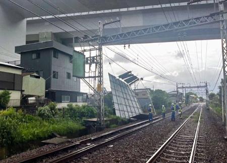 <p>　架線に引っかかった金属製の板＝４日午前、神奈川県松田町（小田急電鉄提供）</p>