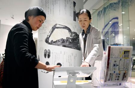 <p>　資料の整理作業を進める九大付属図書館の柳田朱里さん（左）＝３月、福岡市</p>