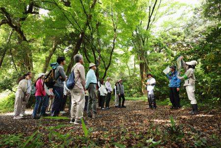 <p>　皇居・吹上御苑で行われた自然観察会の参加者＝４日午前（代表撮影）</p>