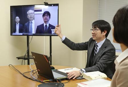 <p>　民事訴訟手続きの「ウェブ会議」のデモンストレーション＝２０２０年、東京地裁</p>