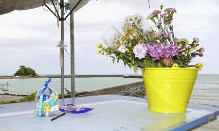 <p>　転覆事故の犠牲者を悼み、辺野古漁港に供えられた花＝４月、沖縄県名護市</p>