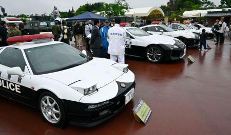 <p>　イベントで展示された栃木県警のスポーツカー＝４日午前、栃木県茂木町</p>