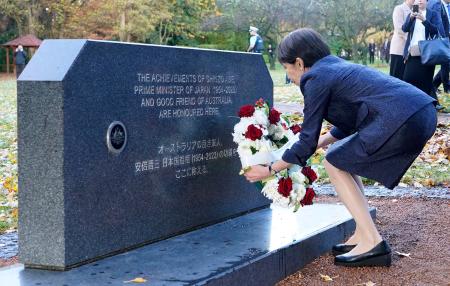 <p>　安倍元首相の慰霊碑に献花する高市首相＝４日、キャンベラ（共同）</p>