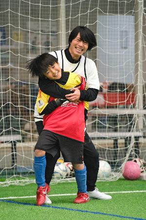 <p>　プロとの交流会に参加した子ども＝２０２５年１２月、東京都多摩市（ラブフットボール・ジャパン提供）</p>