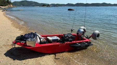 <p>　プレジャーボートと衝突し、子ども２人が海に投げ出されたミニボート＝５日、香川県直島町（玉野海上保安部提供）</p>