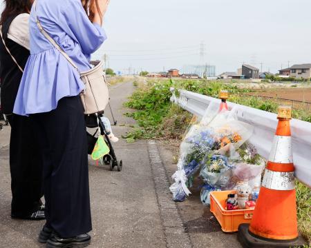 <p>　事故の発生時刻に合わせて現場で手を合わせる遺族＝６日午後、群馬県伊勢崎市</p>