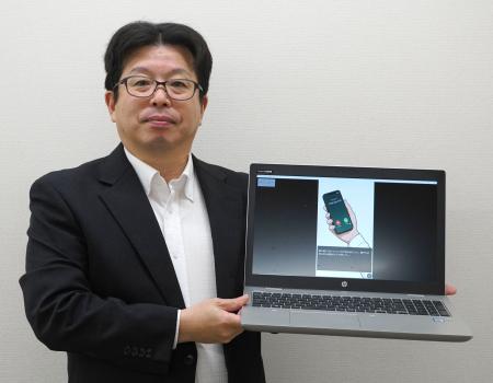 <p>　「詐欺防止啓発ノベル」を紹介する高松地検の浜渦龍一広報官＝４月、高松地検</p>