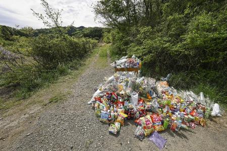 <p>　遺体が遺棄された現場付近に供えられた花や飲み物など＝４月２２日、京都府南丹市</p>