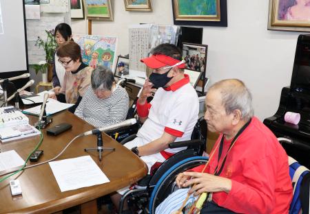 <p>　記者会見する「水俣病胎児性小児性患者・家族・支援者の会」のメンバーら＝７日午前、熊本県水俣市</p>