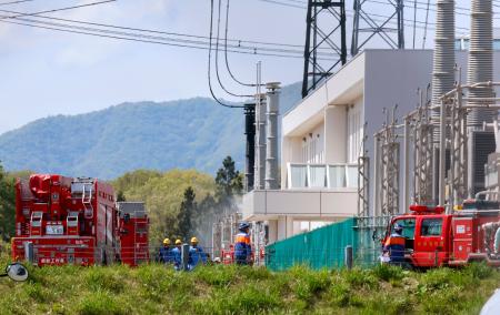 <p>　火災があった東北電力ネットワーク西仙台変電所＝７日午後１時１８分、仙台市太白区</p>