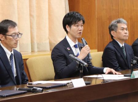 <p>　オンラインで開いた食品関連の業界団体などとの情報交換会であいさつする鈴木農相（中央）＝２７日午前、農水省</p>