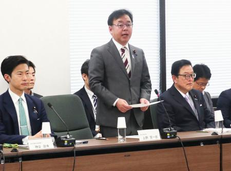 <p>　日本成長戦略会議の労働市場改革分科会であいさつする上野厚労相（中央）＝２７日午前、厚労省</p>