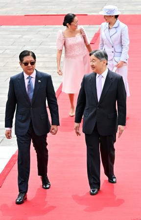 <p>　フィリピンのマルコス大統領夫妻を招いた歓迎行事に臨まれる天皇、皇后両陛下＝２７日午前、宮殿・東庭（代表撮影）</p>