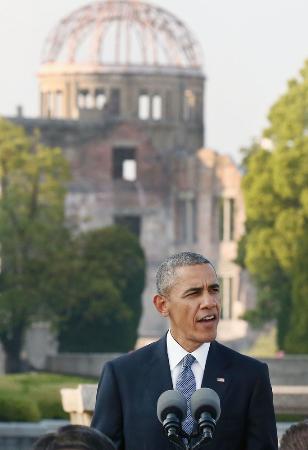 <p>　現職米大統領として初めて広島を訪問し、原爆ドームを背に演説するオバマ氏＝２０１６年５月２７日、広島市の平和記念公園</p>