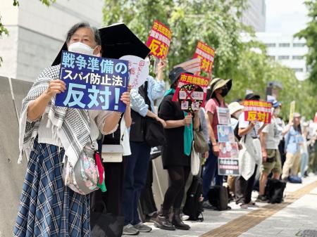 <p>　「国家情報会議」創設法の反対集会で政府に抗議する参加者＝２７日午後、国会前</p>