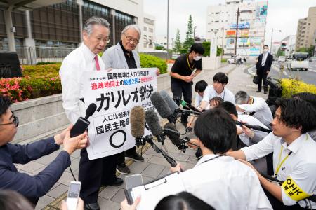 <p>　衆院選の「１票の格差」訴訟の判決を受け、広島高裁岡山支部前で取材に応じる原告側の升永英俊弁護士（奥左）ら＝２８日午後</p>