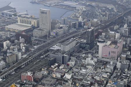 <p>　ＪＲ小倉駅（中央）周辺＝２０２２年１月２６日、北九州市（共同通信社ヘリから）</p>