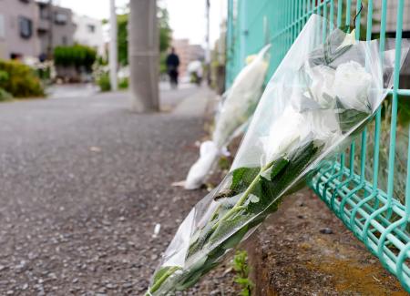 <p>　児童らの殺傷事件から７年となり、現場に手向けられた花束＝２８日午後、川崎市多摩区</p>
