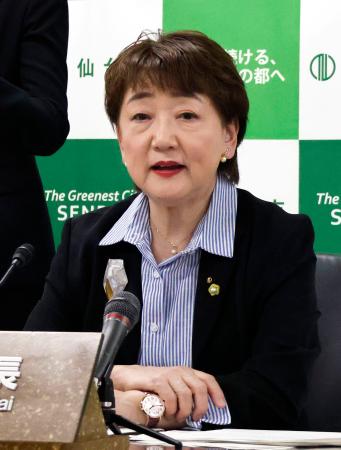 <p>　仙台市役所で記者会見する郡和子市長＝２８日午後</p>