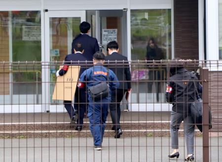 <p>　家宅捜索のため、障害者支援施設「鶴が丘学園」に入る捜査員＝２８日午後１時３５分ごろ、北海道釧路市</p>