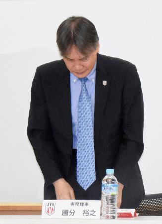 <p>　佐藤駿一郎容疑者の逮捕を受け、謝罪する日本バレーボール協会の国分裕之専務理事＝２８日午後、東京都北区の味の素ナショナルトレーニングセンター</p>