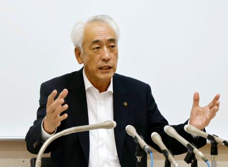 <p>　提訴について記者会見する茨城県神栖市の木内敏之市長＝２８日午後、神栖市</p>