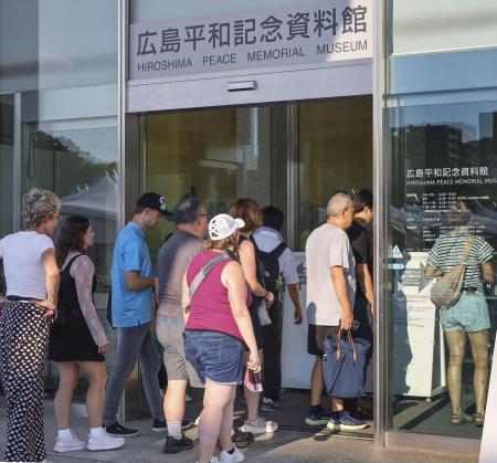 <p>　原爆資料館を訪れる外国人ら＝２０２５年８月、広島市中区</p>