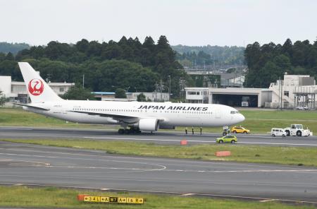 <p>　機体の不具合のため成田空港に緊急着陸した日航機＝２９日午後０時１７分</p>