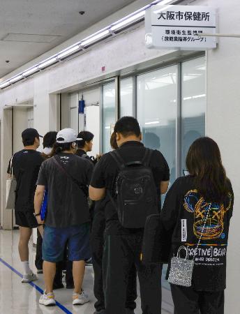 <p>　「特区民泊」の受付会場に並ぶ人＝２９日午前、大阪市中央区</p>