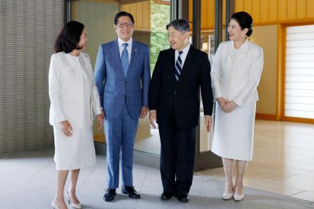 <p>　別れのあいさつに訪れたフィリピンのマルコス大統領夫妻を出迎えられる天皇、皇后両陛下＝２９日午前、皇居・御所の車寄せ</p>