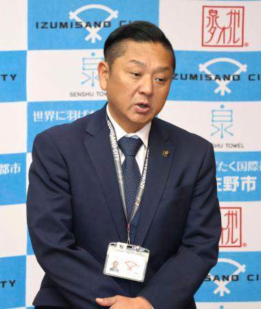 <p>　取材に応じる大阪府泉佐野市の千代松大耕市長＝２９日午前、市役所</p>