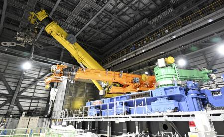 <p>　東京電力福島第１原発２号機の使用済み核燃料プールに残る燃料を取り出すために使うクレーン＝１月、福島県大熊町</p>