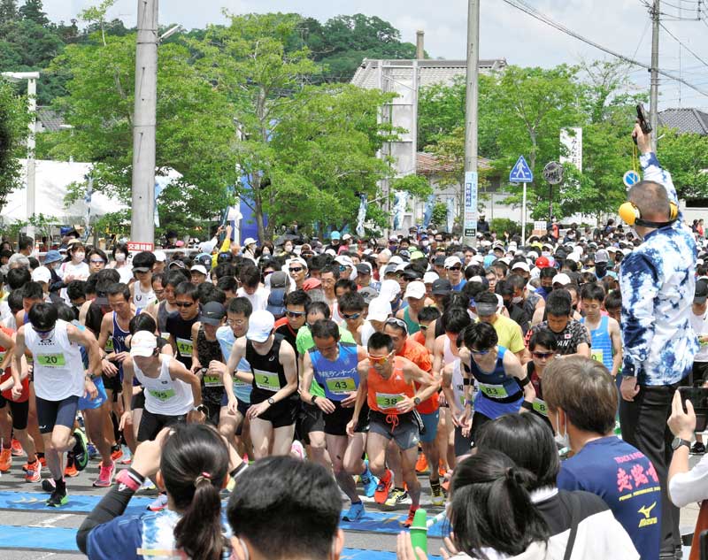 椿町長（右）が号砲を鳴らしスタートするランナー＝２２日、神崎町