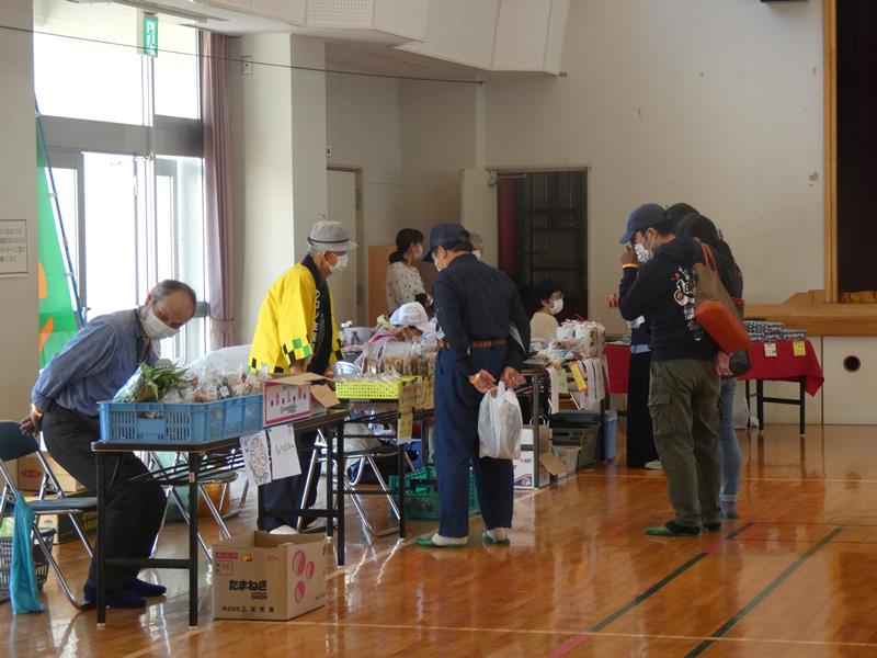 町民有志が企画した「長南つなぐ市」＝昨年１０月、長南町農村環境改善センター