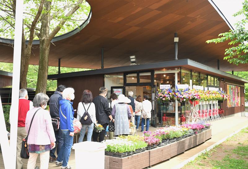 栄町が観光拠点と据え、地域住民の憩いの場にもなっている「ドラムの里」。コロナ禍で一時休止し、町内企業の協力で産直館を再開させた経験がある＝４月２１日