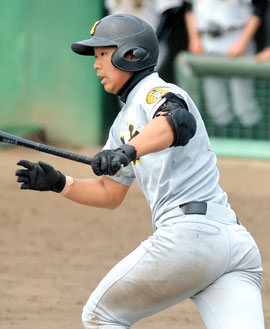 迫屋監督が「典型的な長距離砲」と評する主砲の角田。177センチ、84キロのがっちりした体で、ベンチプレス97・5キロを上げる=4月、県総合SC