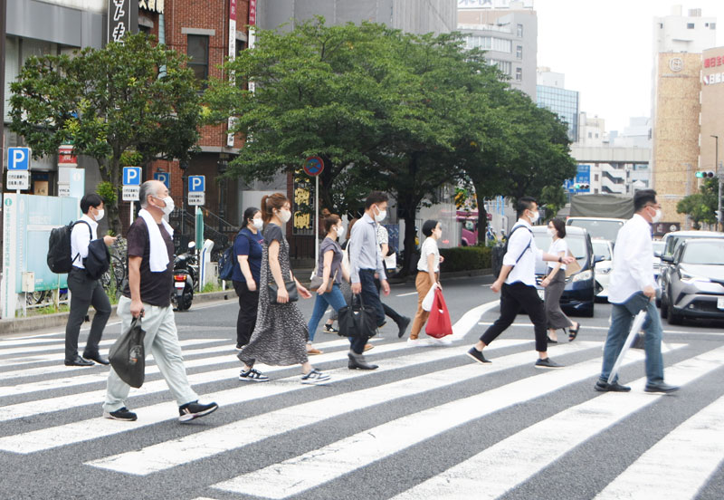 マスク姿の人が行き交うＪＲ千葉駅周辺＝４日午後、千葉市中央区