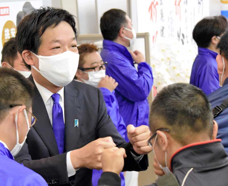 ２０２１年１０月の衆院選で５選を果たし支持者とグータッチして喜び合う薗浦氏＝市川市