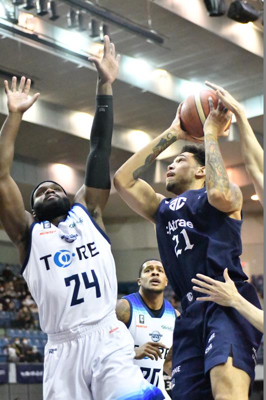 A千葉-東京Z 第1クオーター、A千葉のアシュリー(21)がゴール前に切り込む=千葉ポートアリーナ