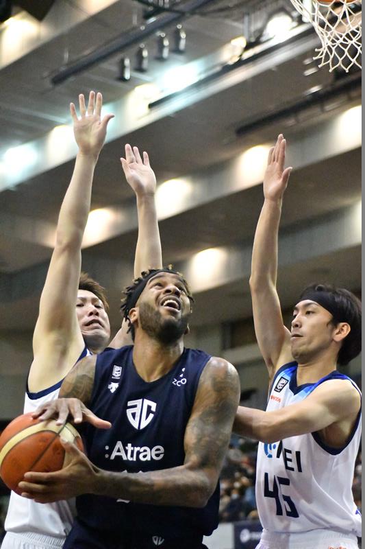 第3クオーター、ゴールに攻め込むA千葉のライオンズ