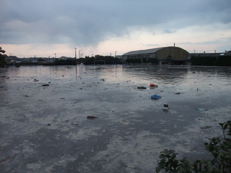 津波が押し寄せた当時の飯岡中学校の校庭。体育館などが床上浸水した（旭市提供）