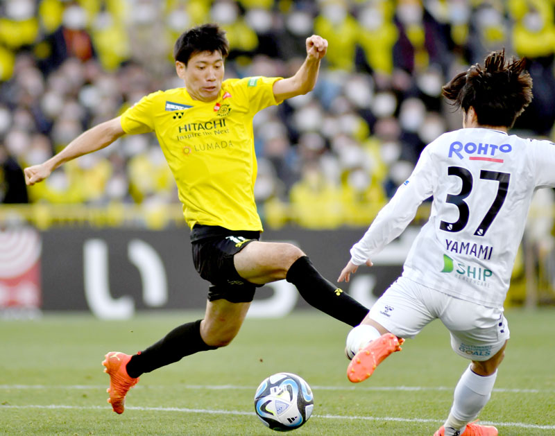 開幕戦でプレーする柏の片山。今シーズン最初のゴールネットを揺らした＝１８日、三協Ｆ柏