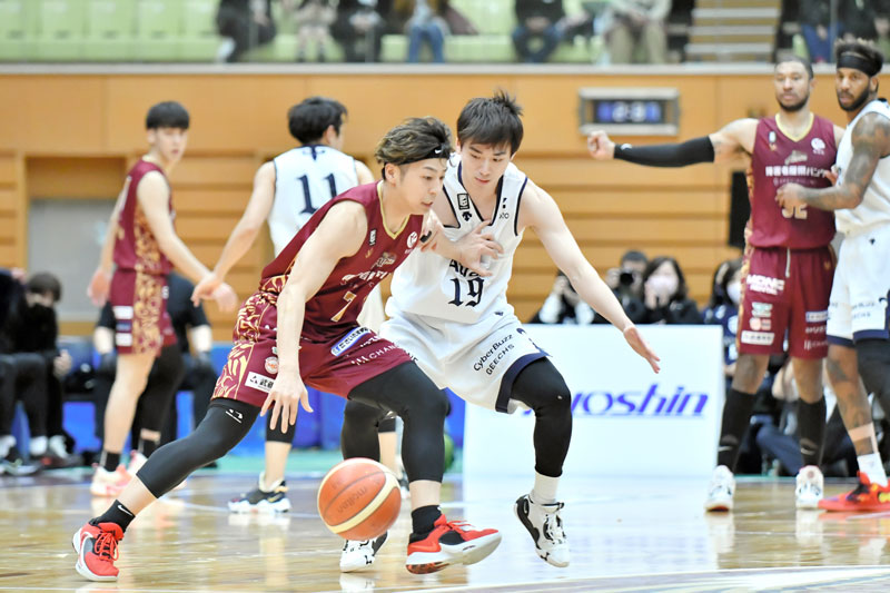 越谷―Ａ千葉　第２クオーター、守備をするＡ千葉の大崎（１９）＝ウイング・ハット春日部